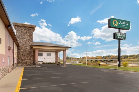 Hotel exterior | Quality Inn, Newton IA Hotels