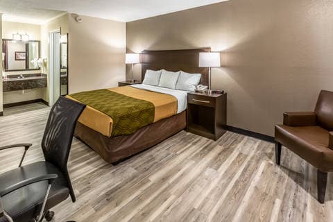 Guest room with one bed | Econo Lodge, Newton IA Hotels