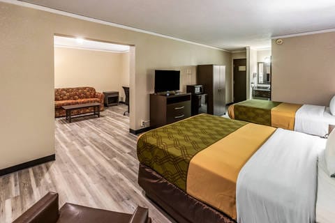 Double suite | Econo Lodge, Newton IA Hotels