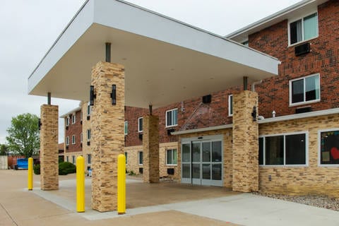 Hotel exterior | Clarion, Bettendorf IA Hotels