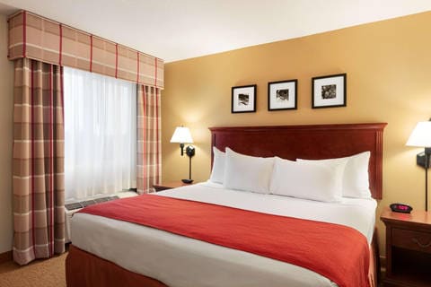 King Bed | Country, Cedar-rapids IA Hotels