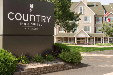 Hotel Exterior | Country, Davenport IA Hotels
