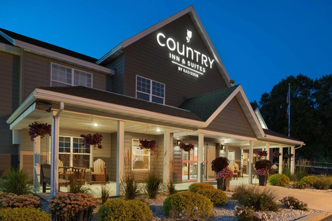 Hotel Exterior | Country, Decorah IA Hotels