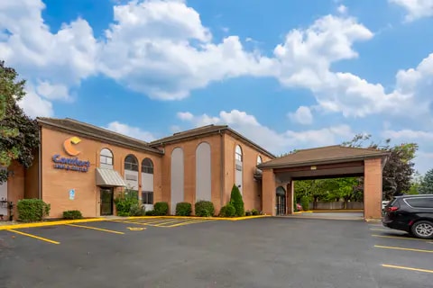 Hotel exterior | Comfort Inn, Mundelein IL Hotels