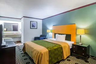 Guest room with king bed(s) | Econo Lodge, South-holland IL Hotels