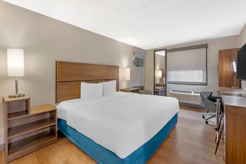 Accessible King Suite | MainStay Suites Oakbrook Terrace - Chicago - Hotel in Oakbrook Terrace, IL