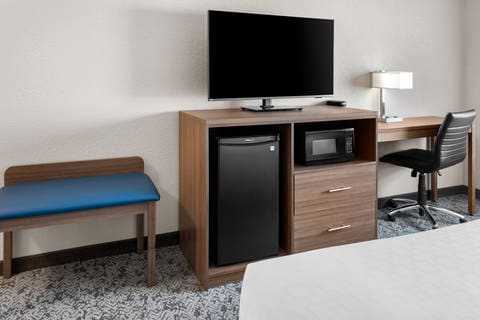 Guest room with microwave and refrigerator | Clarion, Mattoon IL Hotels