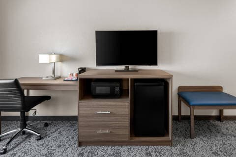 Guest room with table and chairs | Clarion, Mattoon IL Hotels