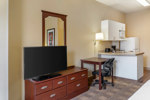 Guest room with queen bed(s) | Mainstay, Hillside IL Hotels