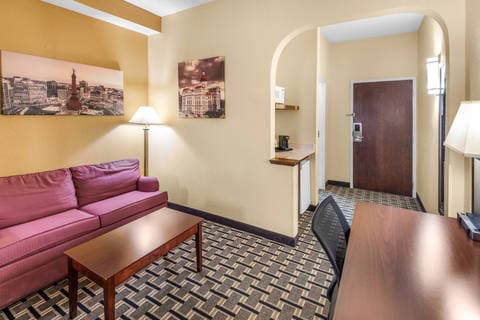 Guest room with sitting area | Clarion, Indianapolis IN Hotels
