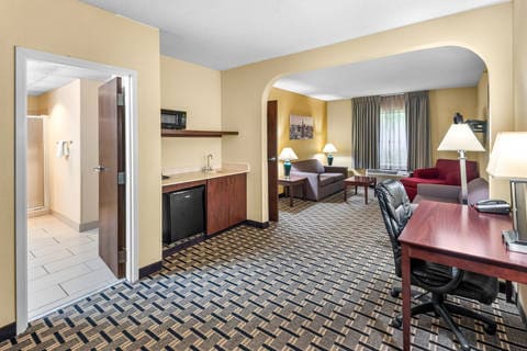 Well-equipped guest room | Clarion, Indianapolis IN Hotels