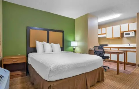 Guest room with queen bed(s) & Kitchenette | Suburban, Indianapolis IN Hotels