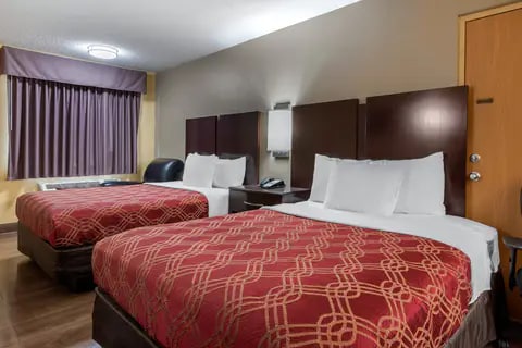 Guest room with queen bed(s) | Econo Lodge, Lexington KY Hotels
