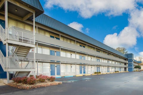 Exterior corridors | Econo Lodge, Middlesboro KY Hotels