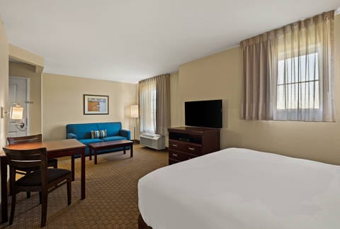 Accessible Queen Suite | Mainstay, Houma LA Hotels