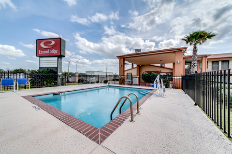 Outdoor pool | Econo Lodge, Lake-charles LA Hotels