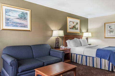 Guest room with queen bed | Clarion, Morgan-city LA Hotels