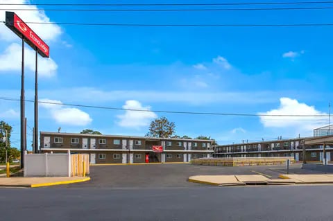 Exterior and Parking Lot | Econo Lodge, Gretna LA Hotels