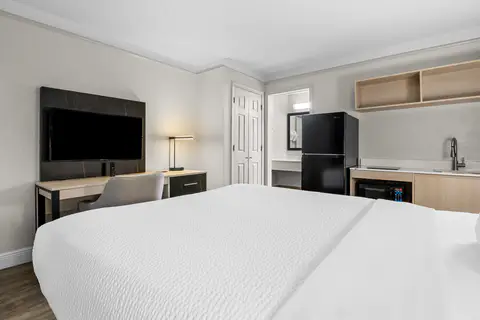 Guest room with queen bed(s) | Suburban, Slidell LA Hotels