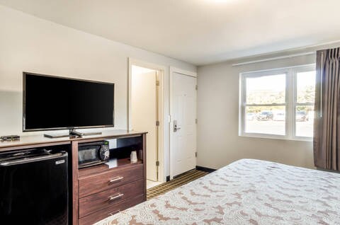 Guest room with king bed(s) | Rodeway Inn, Middleboro MA Hotels