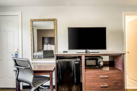 Guest room with queen bed(s) | Rodeway Inn, Middleboro MA Hotels
