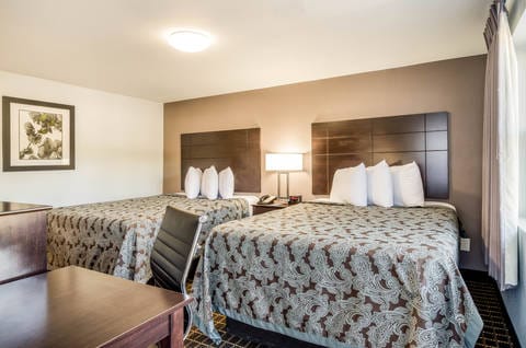 Guest room with queen bed(s) | Rodeway Inn, Middleboro MA Hotels