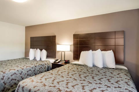 Guest room with queen bed(s) | Rodeway Inn, Middleboro MA Hotels