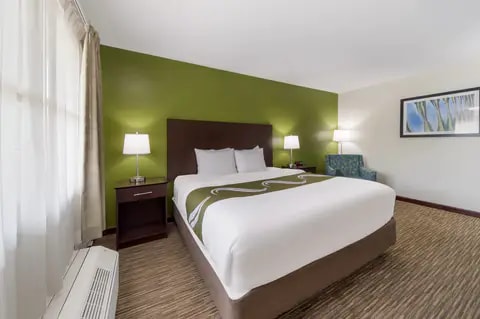 Guest room with king bed(s) | Quality Inn, Great-barrington MA Hotels