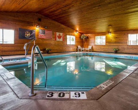 Indoor pool | Comfort Inn, Ironwood MI Hotels
