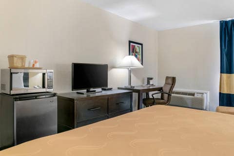 Suite | Quality Inn, Livonia MI Hotels