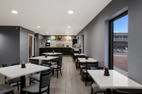 Breakfast area | Quality Inn, Big-rapids MI Hotels