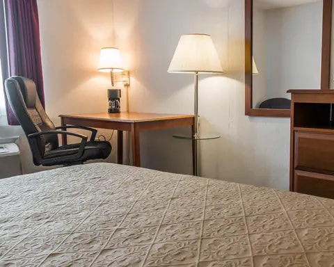 Guest room with desk area | Quality Inn, Hudsonville MI Hotels