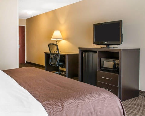 Guest room with flat-screen television | Quality Inn and Suites hotel in Niles, MI
