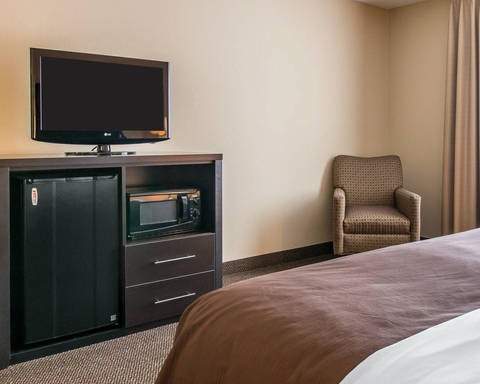 Guest room with microwave and refrigerator