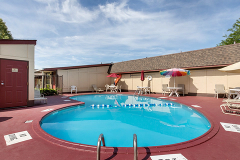 Outdoor pool | Rodeway Inn, Auburn-hills MI Hotels