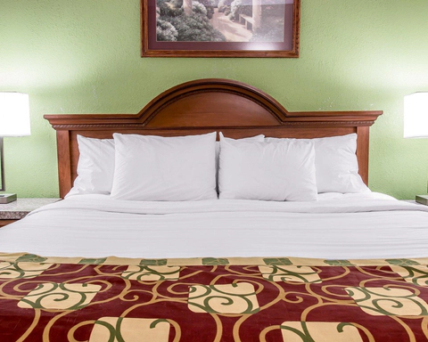Guest room with king bed | Clarion Inn hotel in Kalamazoo, MI