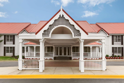 Hotel Exterior | Country, Holland MI Hotels