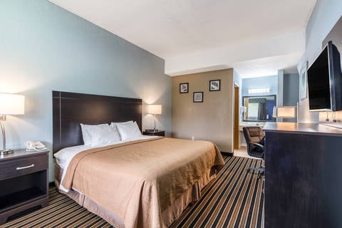 Guest room | Rodeway Inn, Ludington MI Hotels