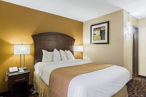 Guest room | Quality Inn, Arden-hills MN Hotels