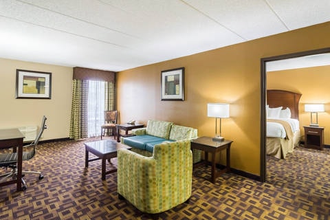 Queen suite with living room | Quality Inn, Arden-hills MN Hotels