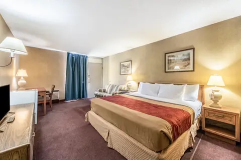 Guest room with king bed(s) | Econo Lodge, Brainerd MN Hotels