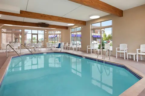 Pool/Courtyard | Country, Roseville MN Hotels