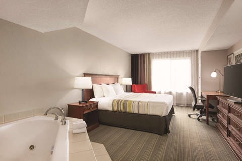 King suite with whirlpool bathtub | Country, Willmar MN Hotels