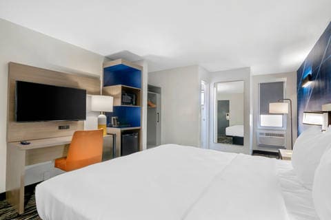 Guest room with king bed(s) | Comfort Inn, Kansas-city MO Hotels
