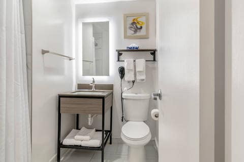 Bathroom | Comfort Inn, Kansas-city MO Hotels