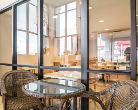Breakfast area | Econo Lodge East hotel in Springfield, MO