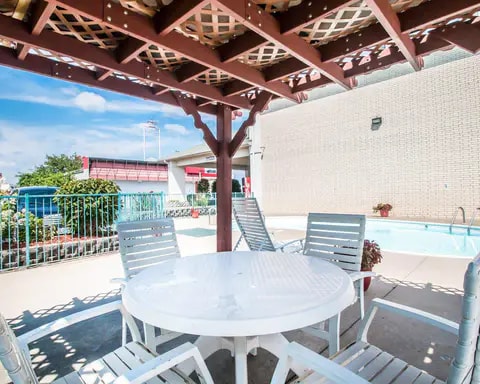 Relax on the sundeck | Econo Lodge East hotel in Springfield, MO