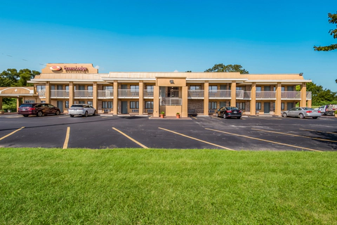 Hotel exterior | Econo Lodge, Kearney MO Hotels