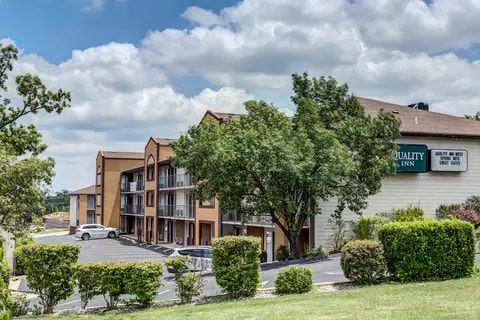 Hotel exterior | Quality Inn West - Hotel in Branson, MO