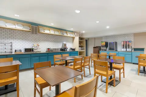 Breakfast area | Country, Columbia MO Hotels